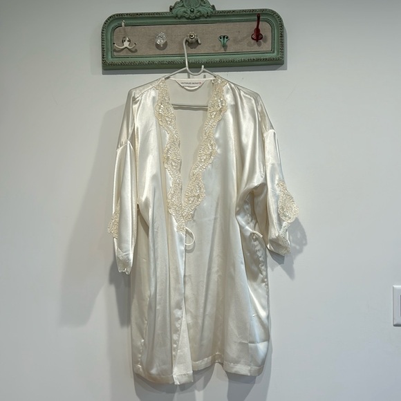 Victoria’s Secret white satin bridal lace sequins, short robe one size white - Picture 1 of 6